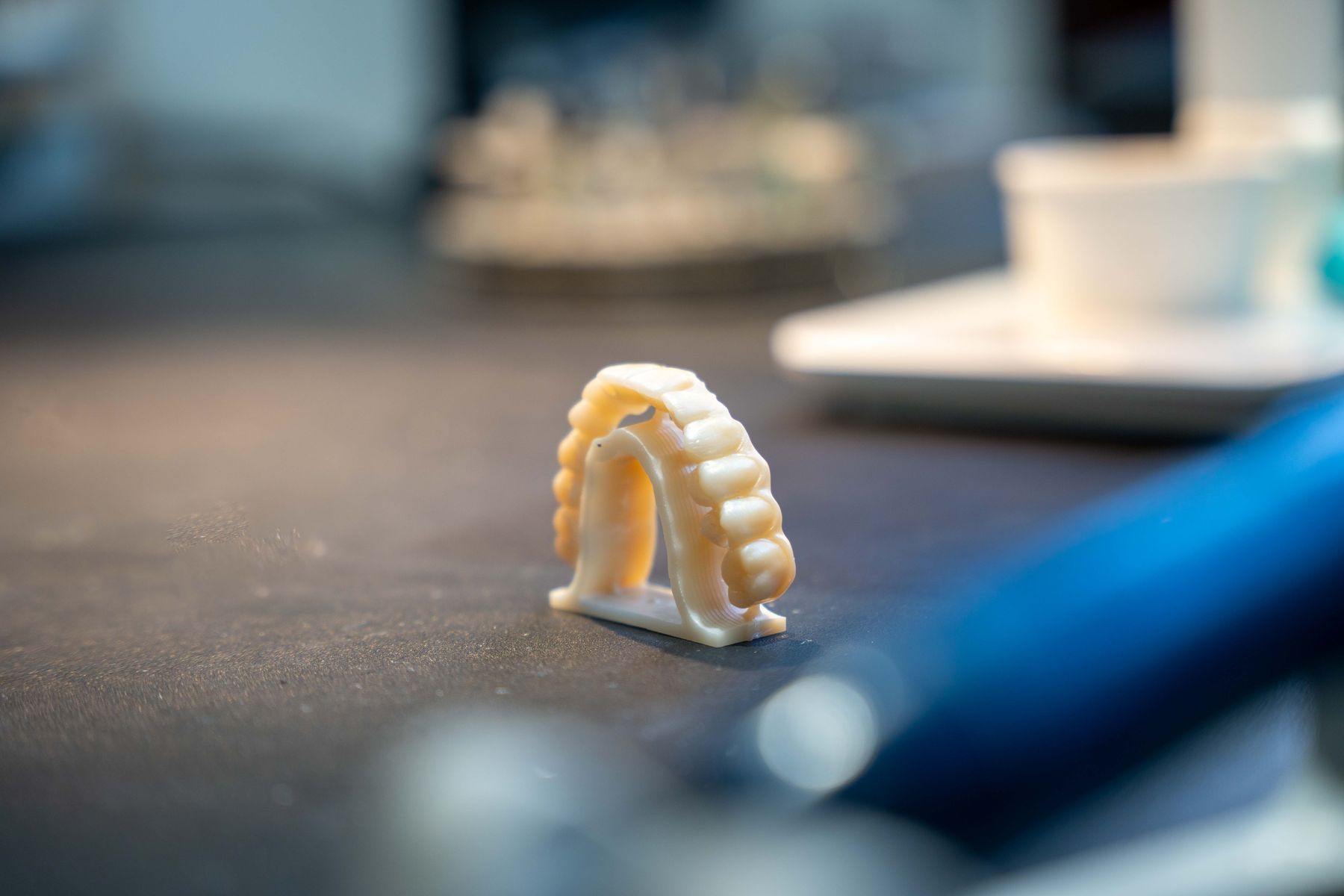 3D-gedrucktes Kiefermodell auf dem Arbeitstisch im Dentallabor