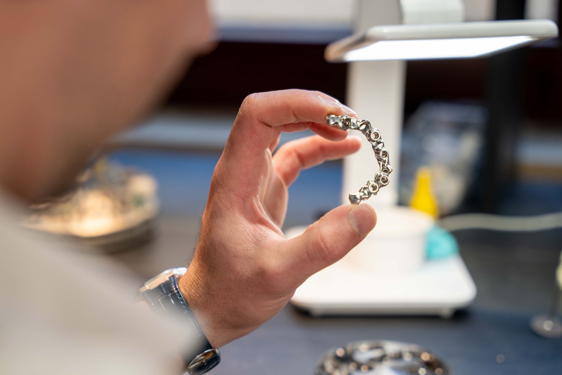 Zahntechniker hält ein gefrästes Teleskopgerüst im Dentallabor Holistic Smile Design in Norderstedt