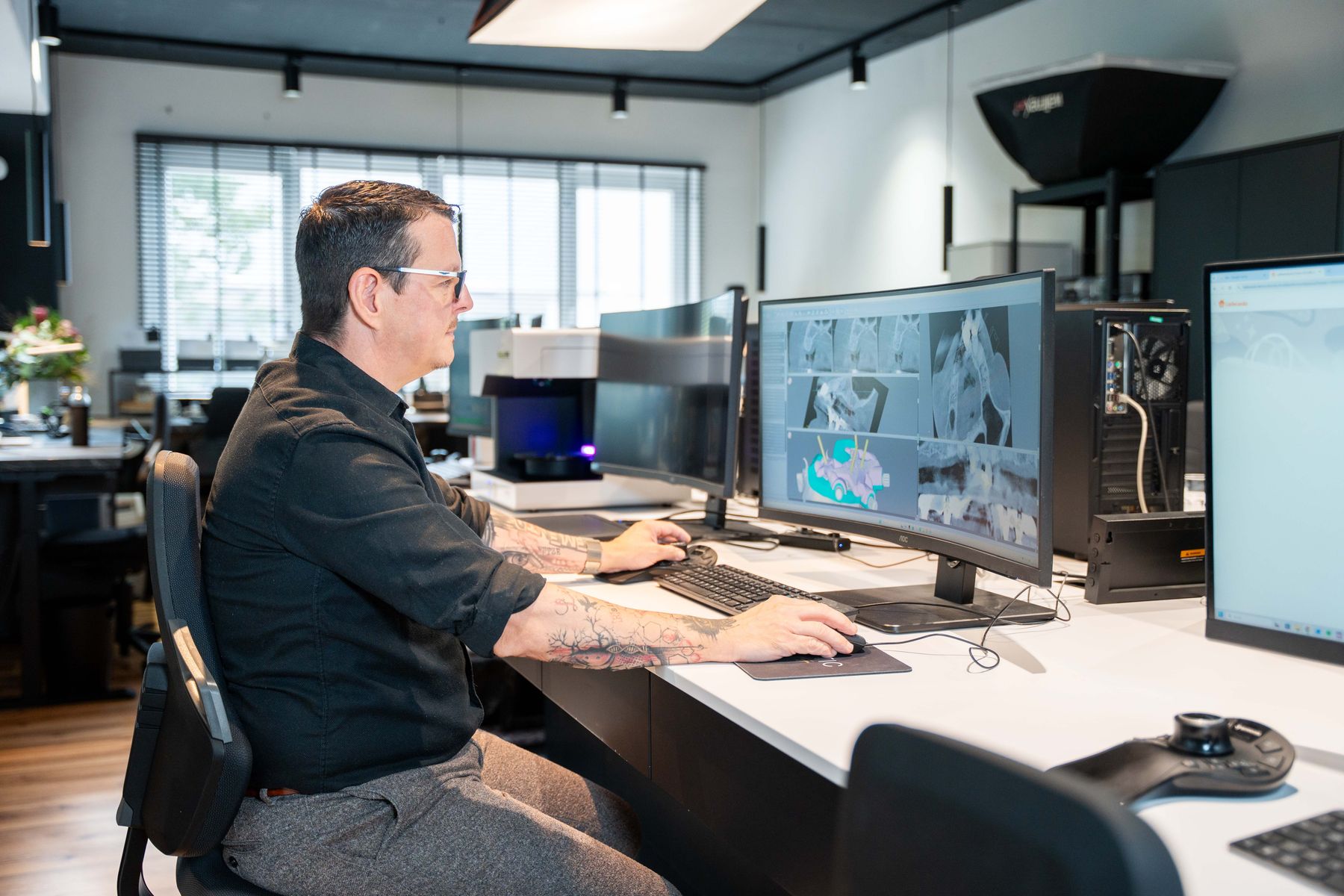 Zahntechnikermeister Frank Köpp am CAD-Arbeitsplatz im digitalen Dentallabor Norderstedt