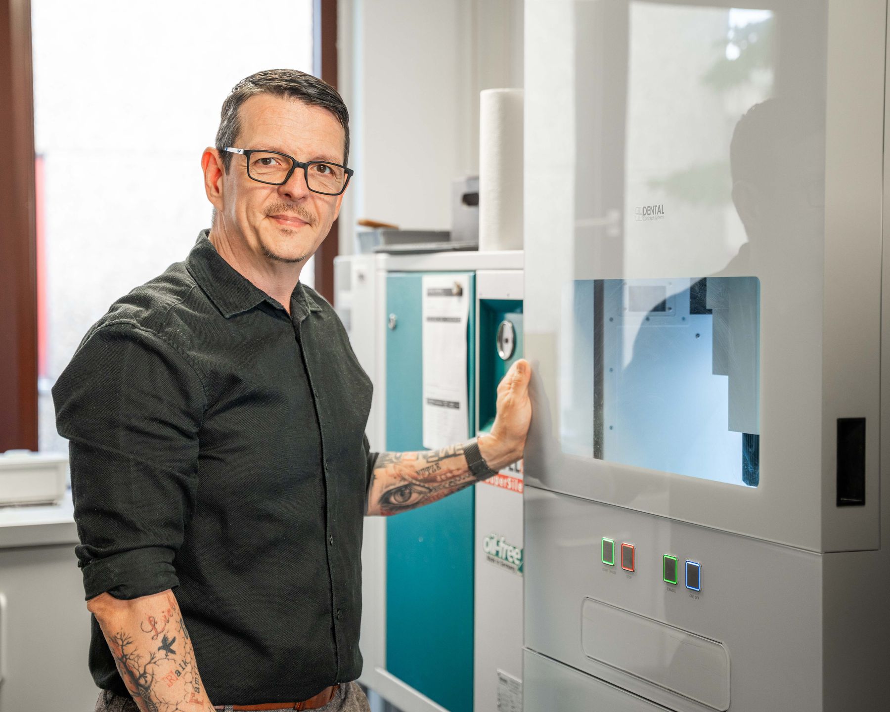 Zahntechnikermeister Frank Köpp an der CAD/CAM-Fräsmaschine in seinem Labor in Norderstedt